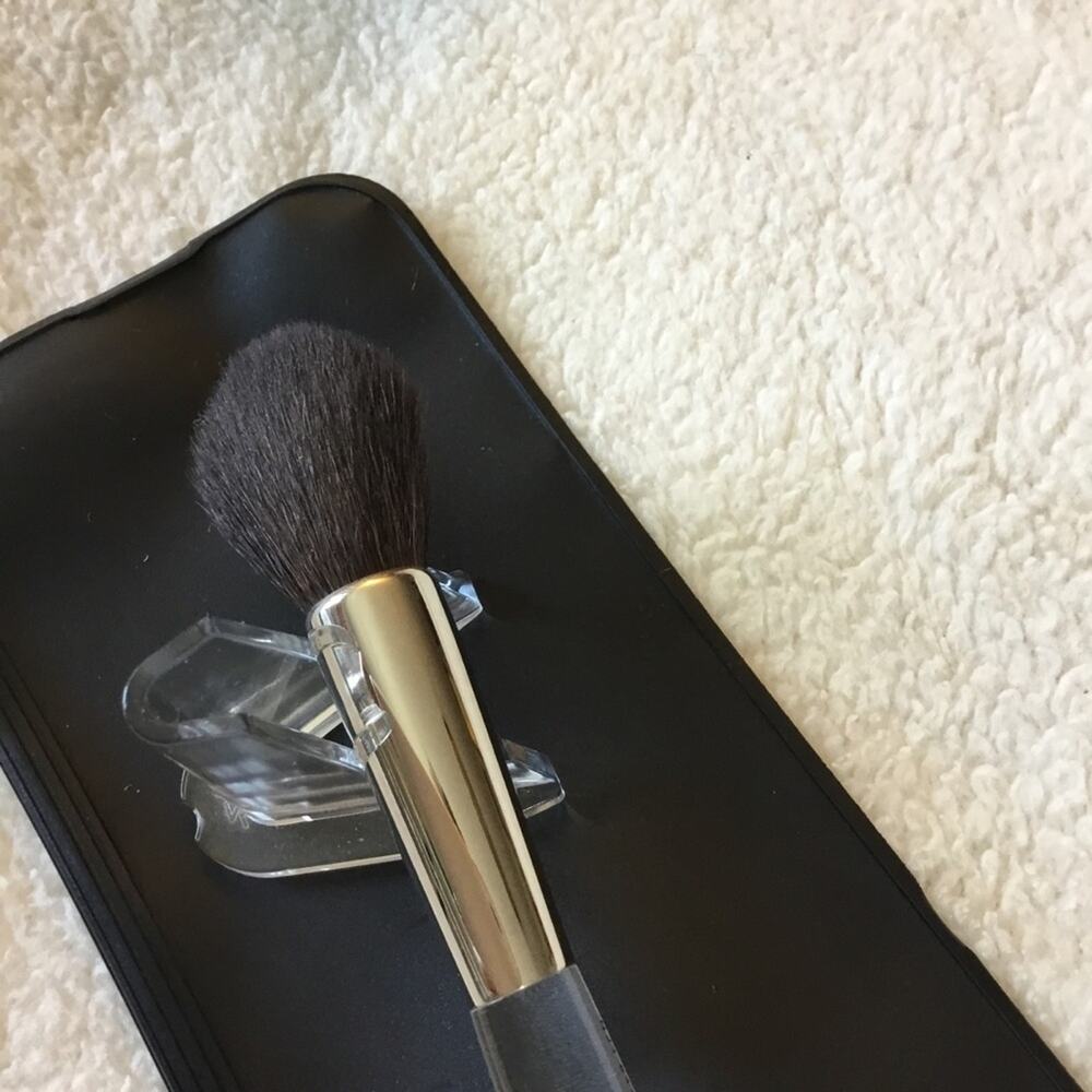 Trish McEvoy Clear Handle Blending Brush with Silver Ferrule - Picture 4 of 16